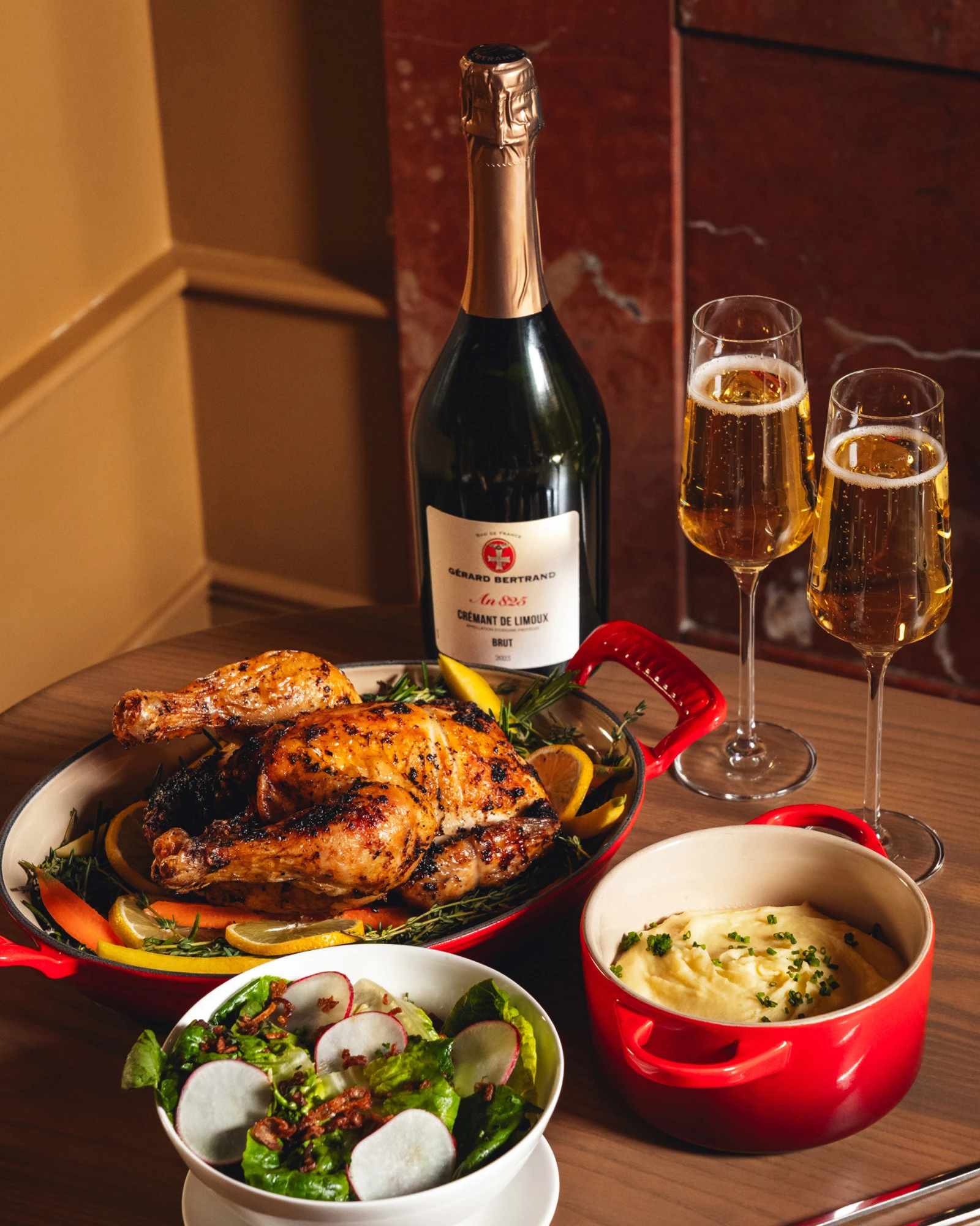 Brasserie Margot приглашает на «Poulet & Bubbles»: французская традиция по вторникам