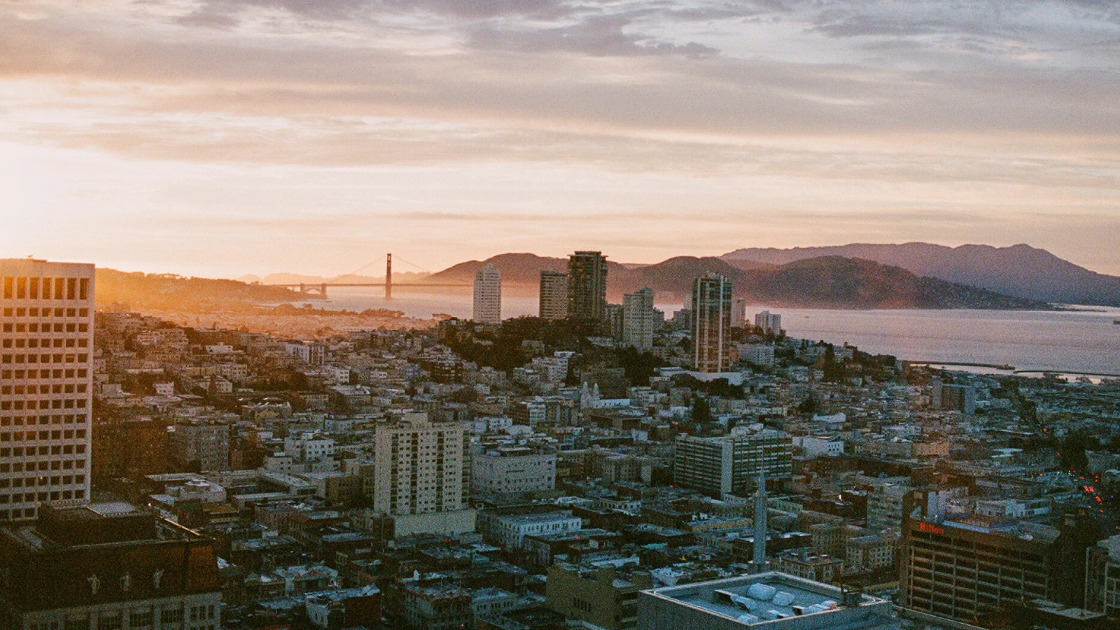 Отель Four Seasons Hotel San Francisco at Embarcadero открывает небесный поп-ап бар Weather Permitting на террасе 40-го этажа