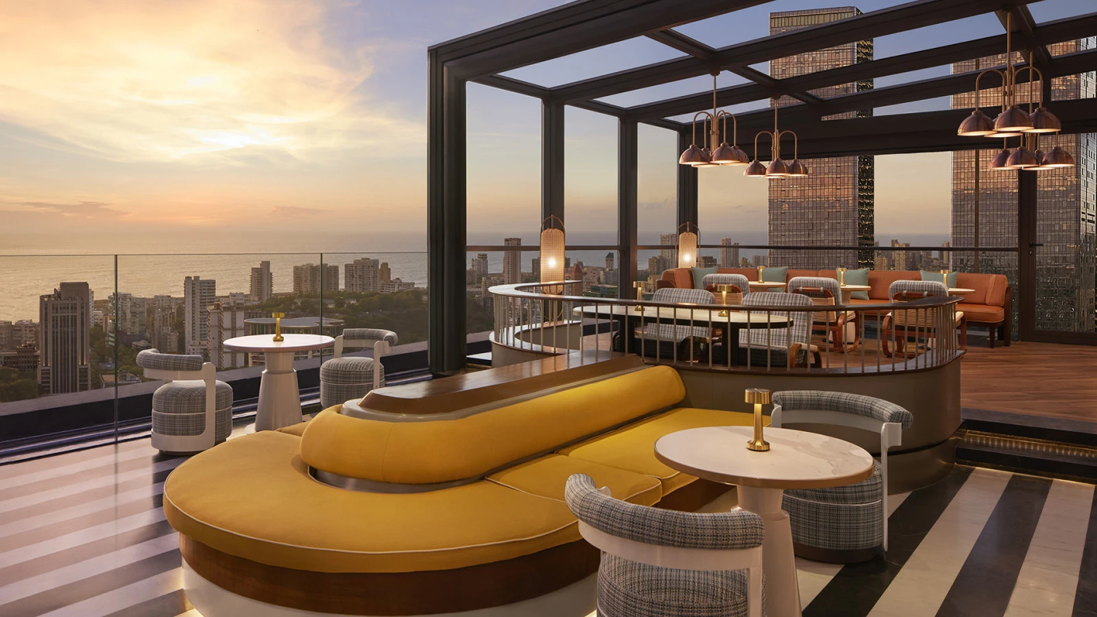 Бар AER в отеле Four Seasons Hotel Mumbai вошёл в топ-20 баров Индии по версии Tatler