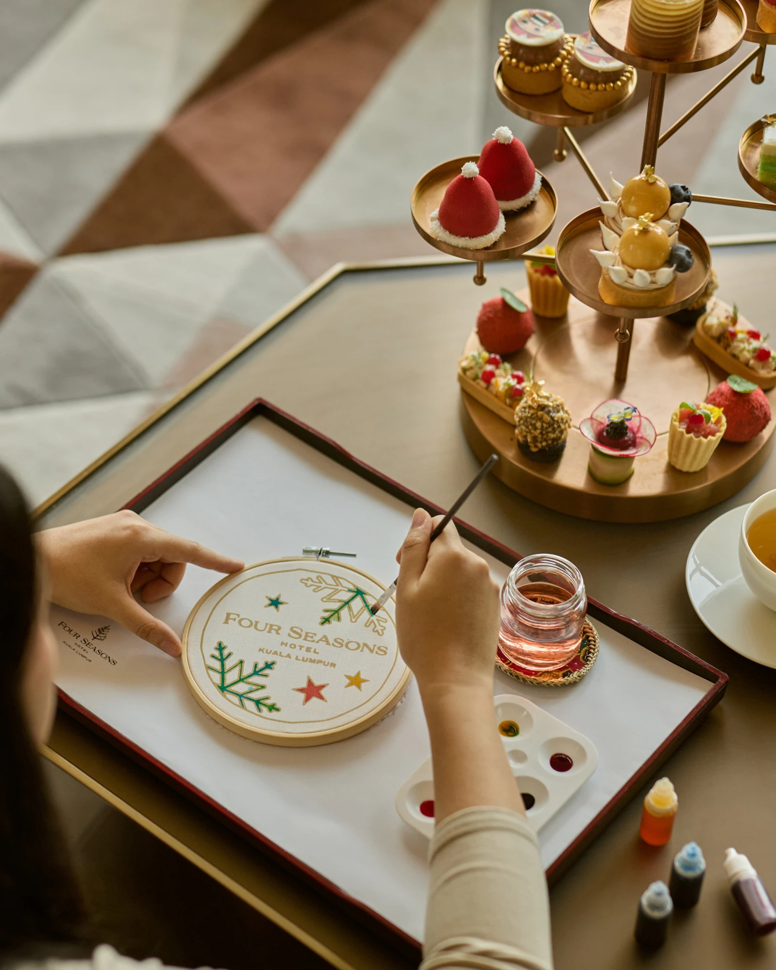 Отель Four Seasons в Куала-Лумпуре встречает праздничный сезон ремёслами, коктейлями и гастрономическими торжествами