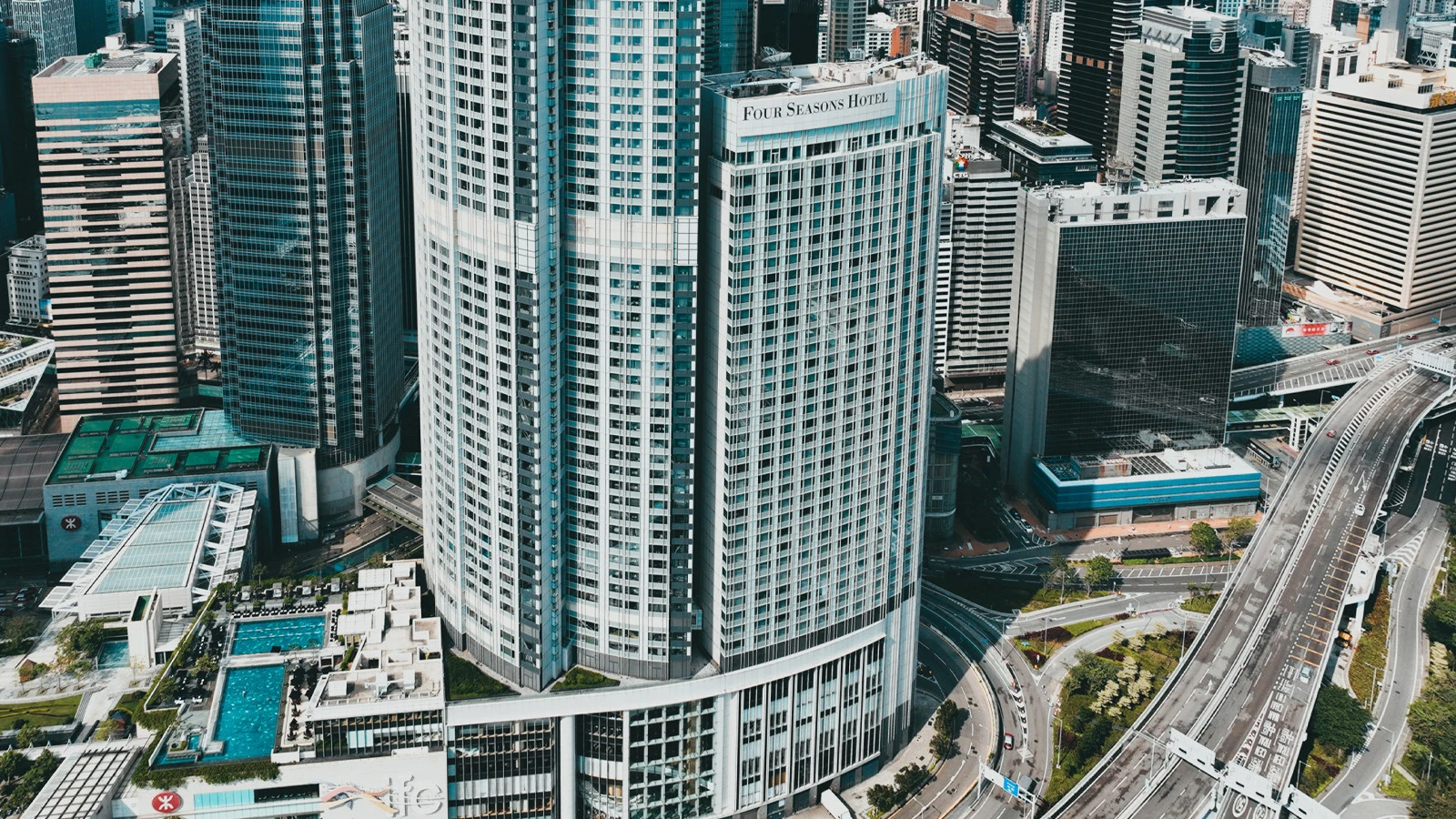 Отель Four Seasons Hotel Hong Kong удостоен двух ключей Michelin