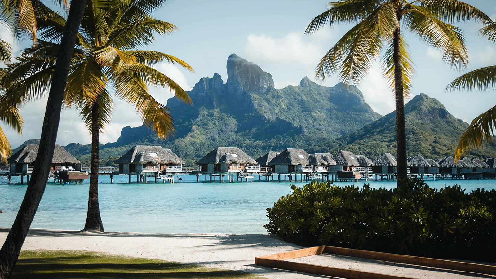 Курорту Four Seasons Resort Bora Bora вновь присуждены две награды Michelin Key