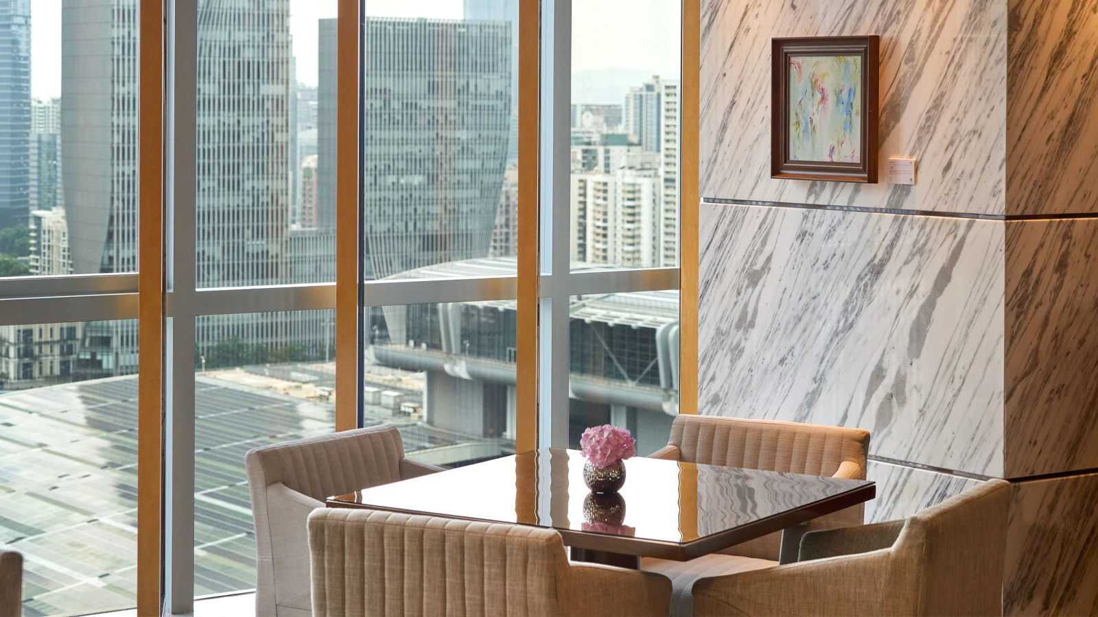 Отель Four Seasons в Шэньчжэне отмечает 13-летие выставкой искусства, посвящённой времени и памяти