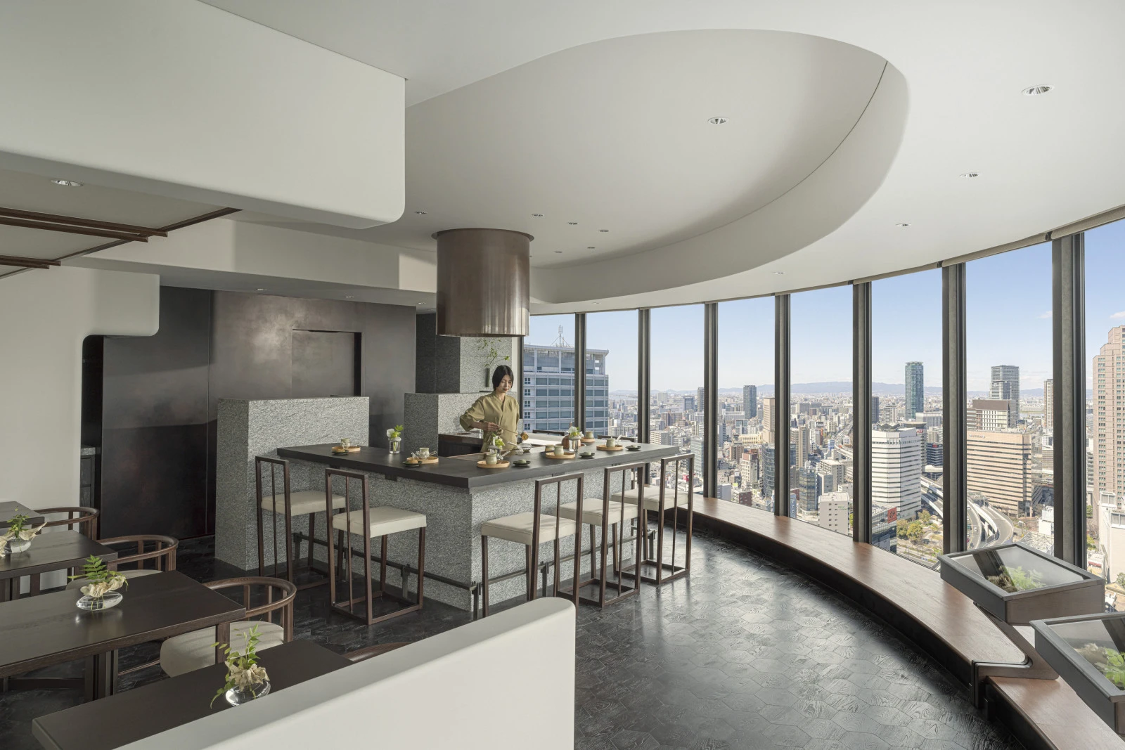 Four Seasons Hotel Osaka приглашает насладиться фестивалем фейерверков Нанива Ёдогава с панорамными видами, изысканной кухней и атмосферой современ