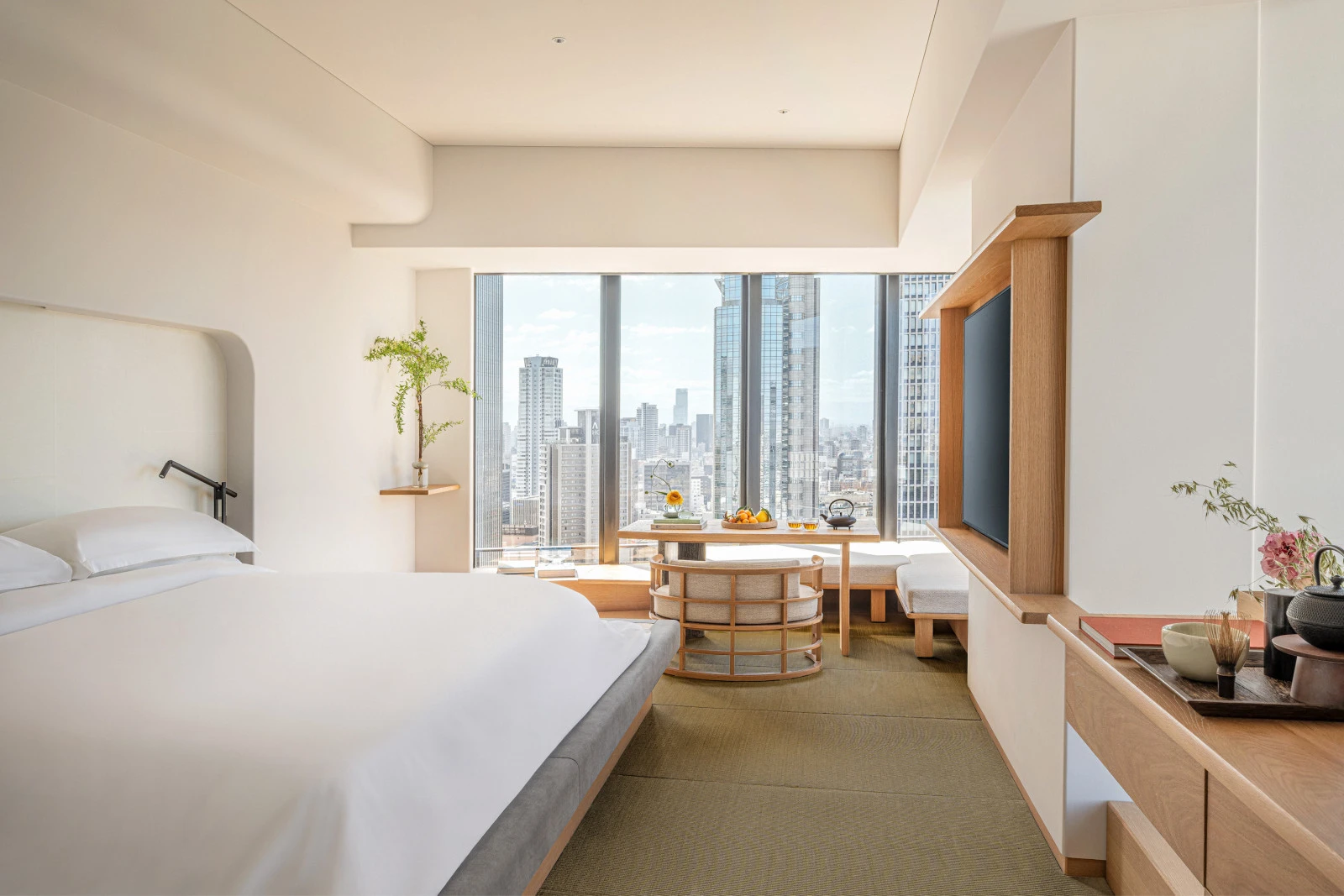 Four Seasons Hotel Osaka приглашает насладиться фестивалем фейерверков Нанива Ёдогава с панорамными видами, изысканной кухней и атмосферой современ