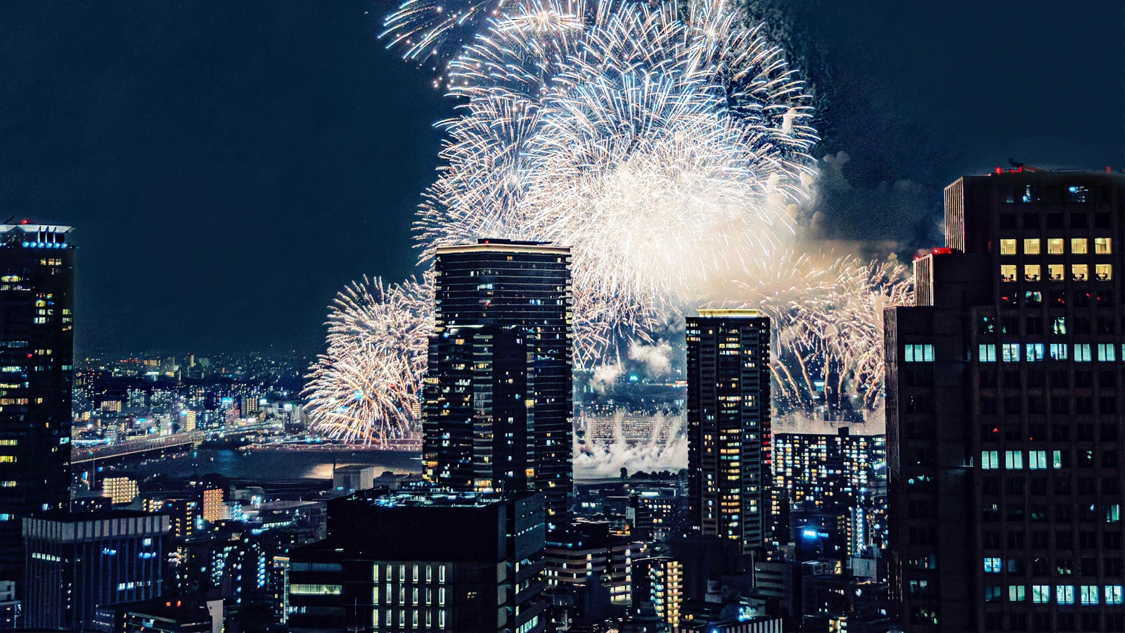 Four Seasons Hotel Osaka приглашает насладиться фестивалем фейерверков Нанива Ёдогава с панорамными видами, изысканной кухней и атмосферой современ