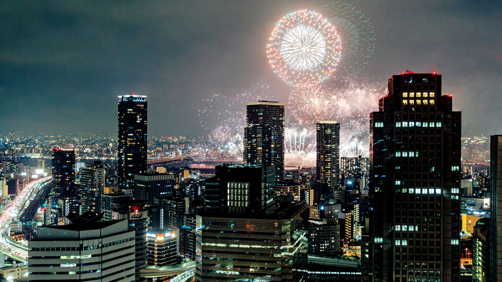 Four Seasons Hotel Osaka приглашает насладиться фестивалем фейерверков Нанива Ёдогава с панорамными видами, изысканной кухней и атмосферой современ