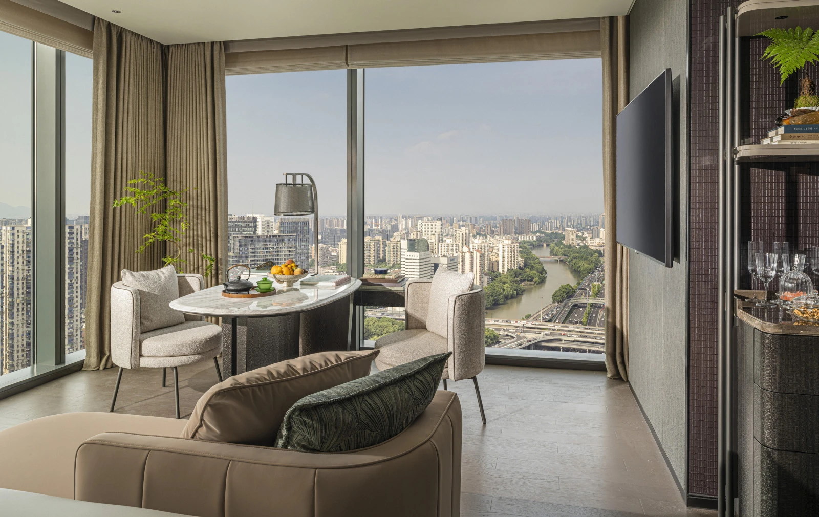 Осенняя гармония у Великого канала: Four Seasons Hotel Hangzhou at Hangzhou Centre приглашает насладиться сезоном