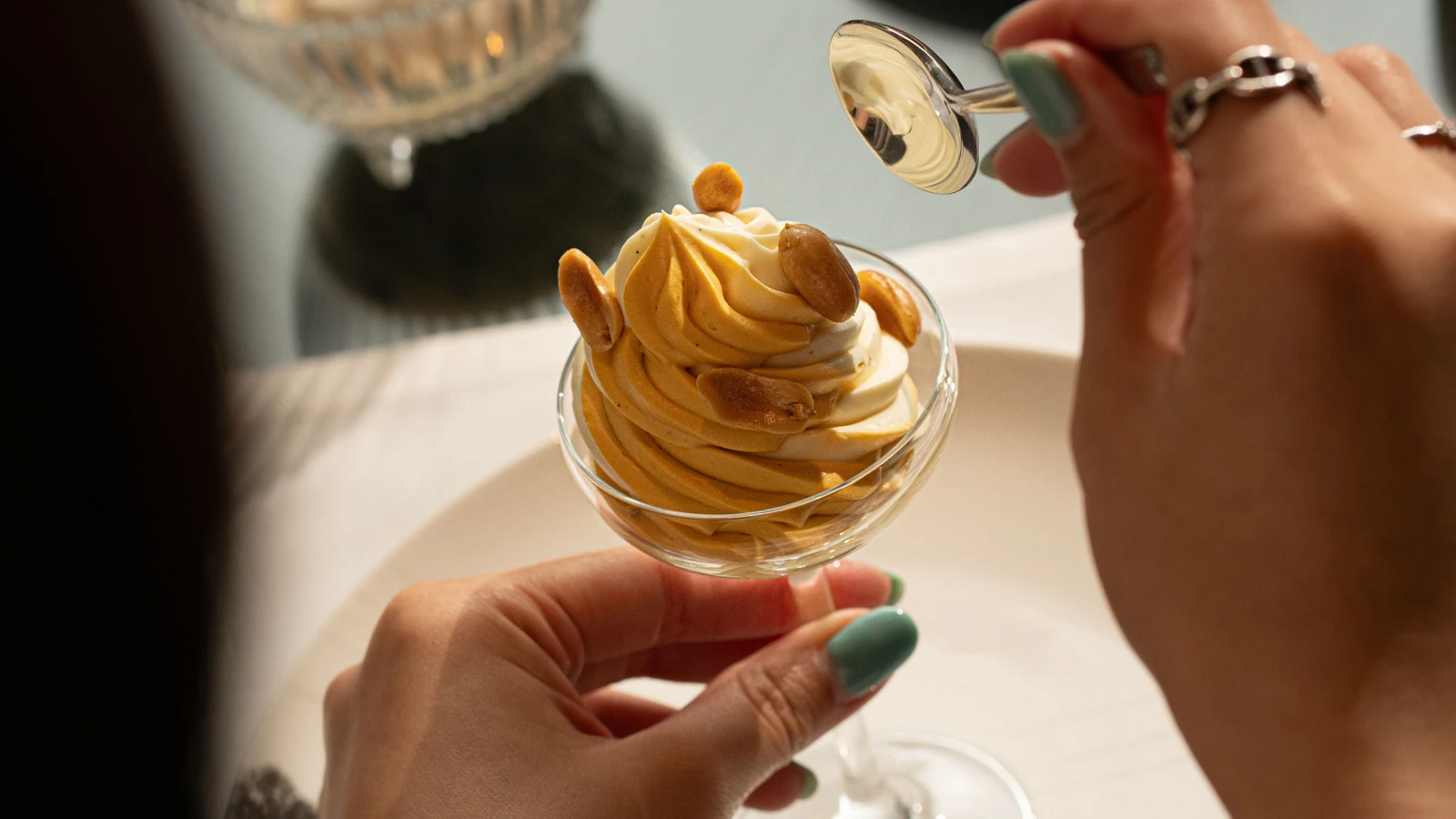 Отель Four Seasons в Бангкоке представил новый «Thai Flavours Afternoon Tea» в лаундже The Lounge совместно с шеф-поваром Чали Кадером
