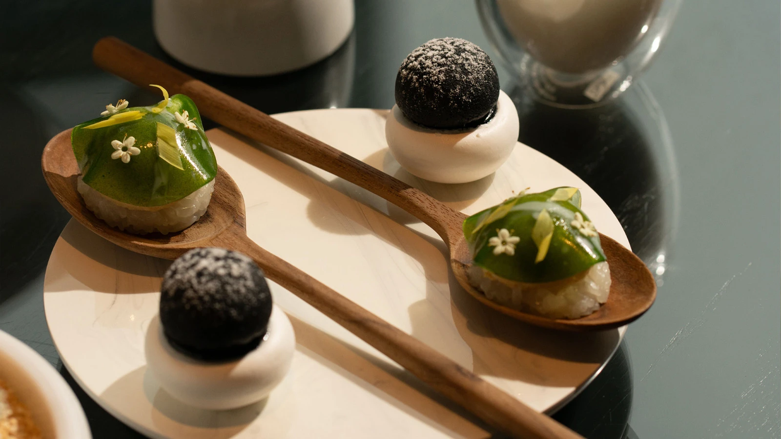 Отель Four Seasons в Бангкоке представил новый «Thai Flavours Afternoon Tea» в лаундже The Lounge совместно с шеф-поваром Чали Кадером