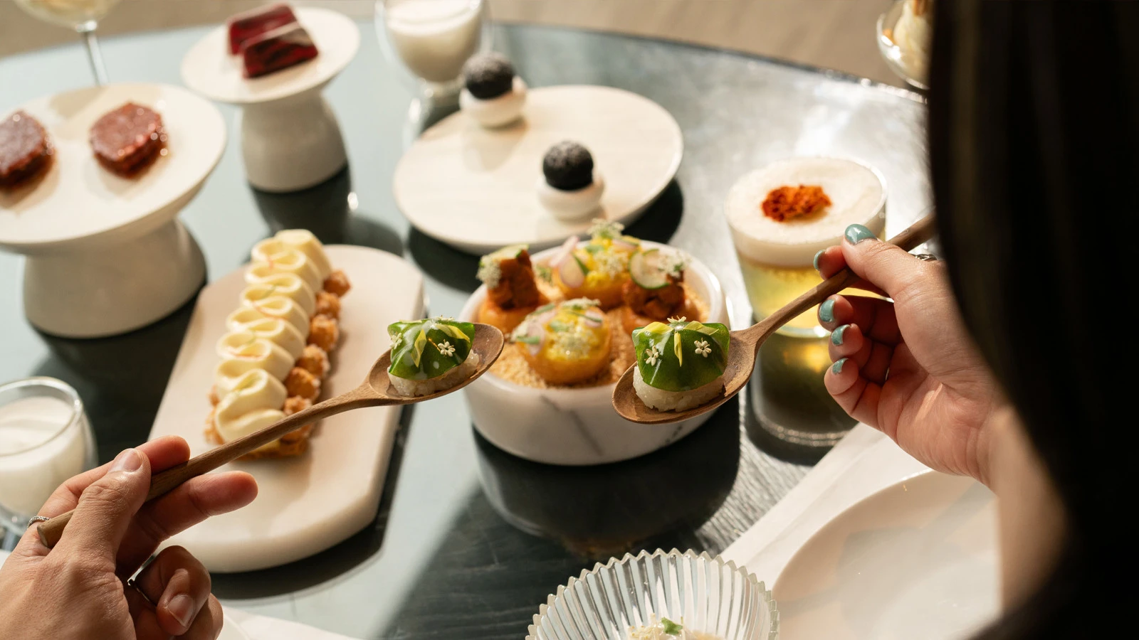 Отель Four Seasons в Бангкоке представил новый «Thai Flavours Afternoon Tea» в лаундже The Lounge совместно с шеф-поваром Чали Кадером