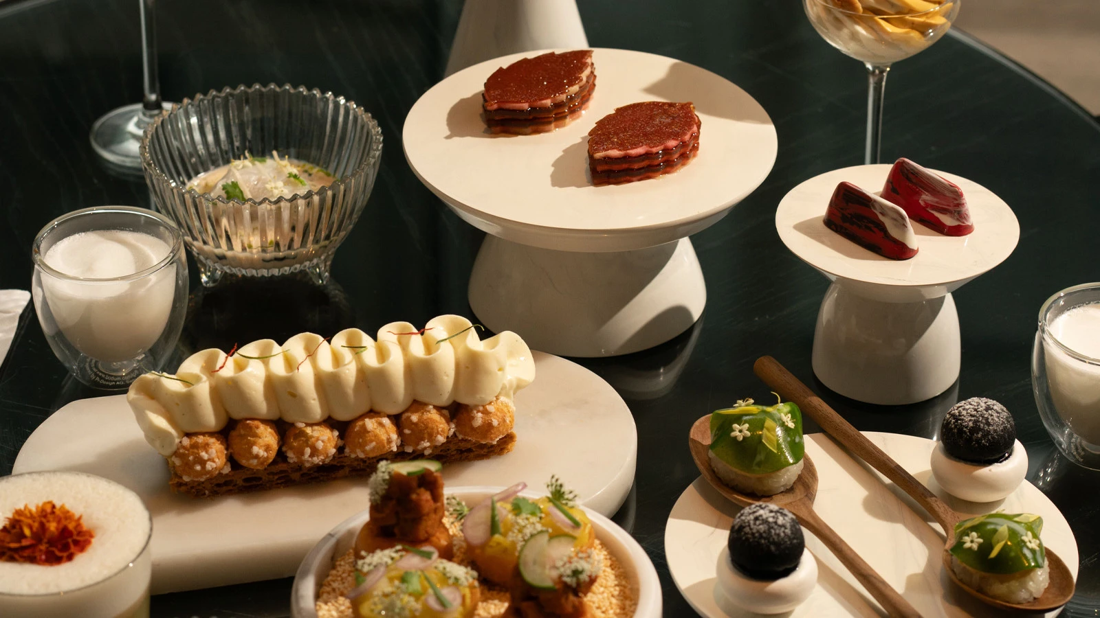 Отель Four Seasons в Бангкоке представил новый «Thai Flavours Afternoon Tea» в лаундже The Lounge совместно с шеф-поваром Чали Кадером