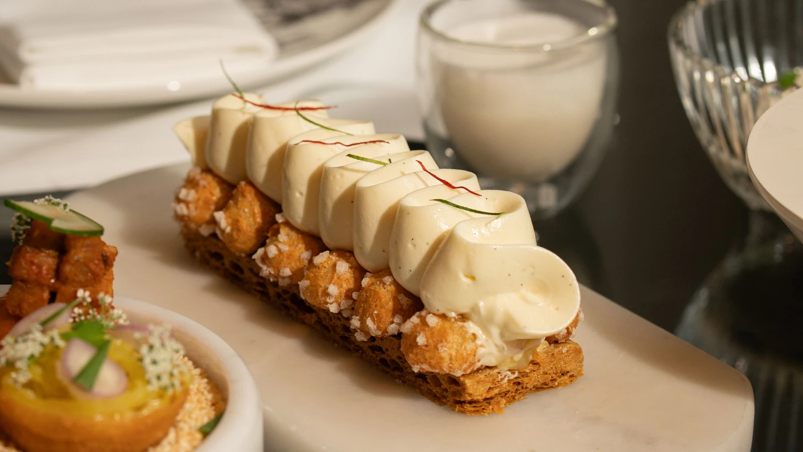 Отель Four Seasons в Бангкоке представил новый «Thai Flavours Afternoon Tea» в лаундже The Lounge совместно с шеф-поваром Чали Кадером