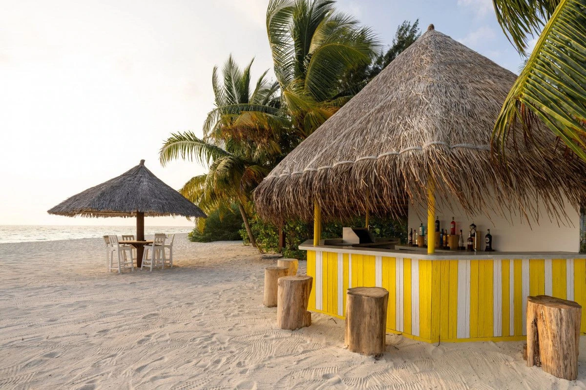 Eri Maldives по-новому раскрывает пляжный бар в рамках новой серии творческих проектов