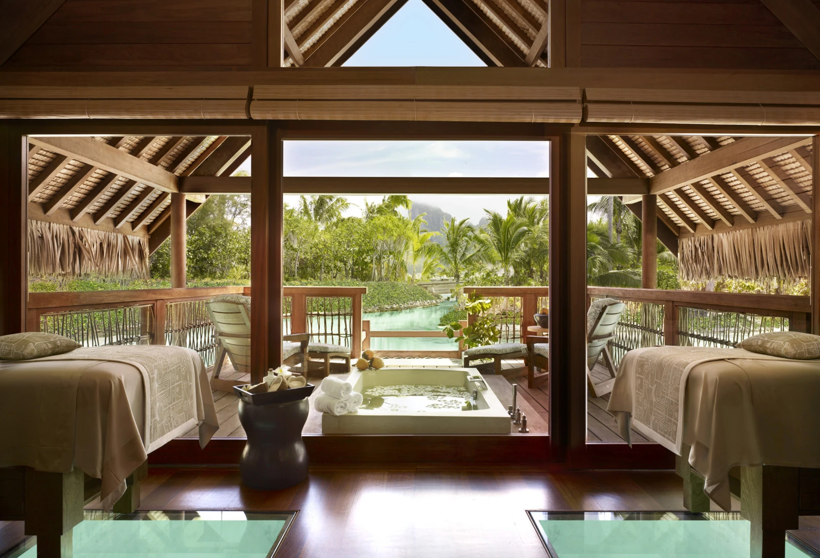 Four Seasons Resort Bora Bora признан лучшим курортом Бора-Бора по версии премии Readers’ Choice Awards от Condé Nast Traveller