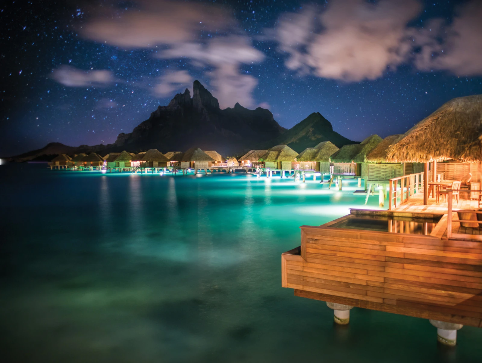 Four Seasons Resort Bora Bora признан лучшим курортом Бора-Бора по версии премии Readers’ Choice Awards от Condé Nast Traveller