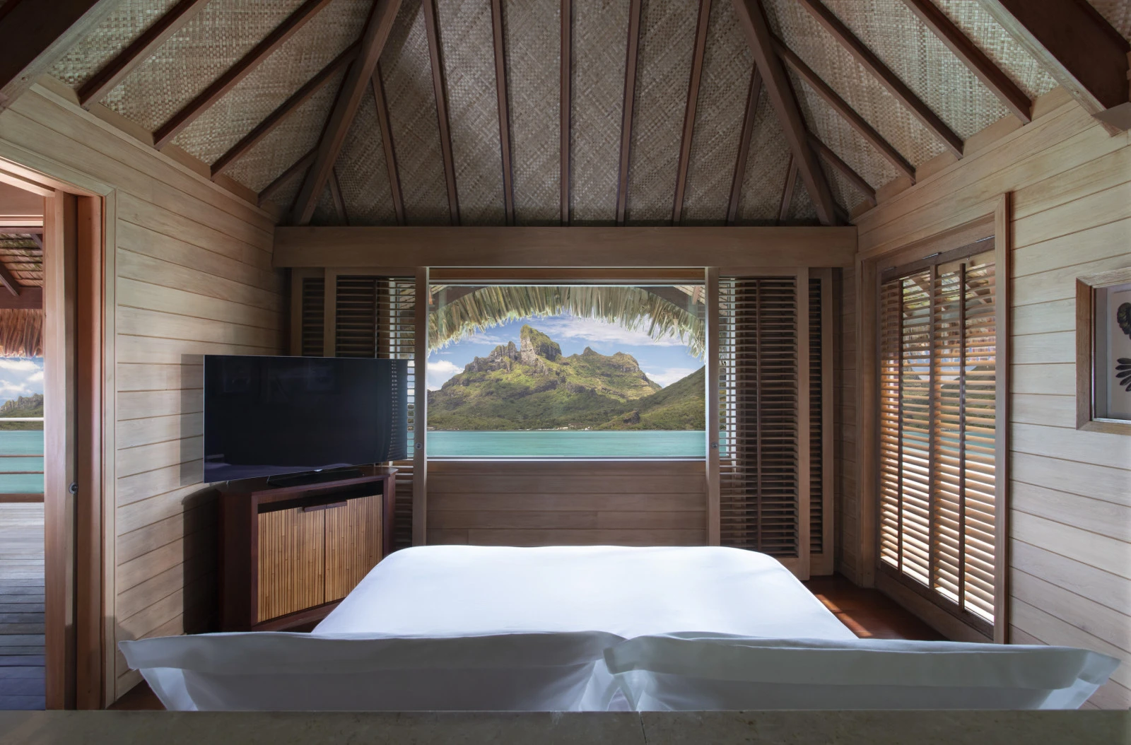 Four Seasons Resort Bora Bora признан лучшим курортом Бора-Бора по версии премии Readers’ Choice Awards от Condé Nast Traveller
