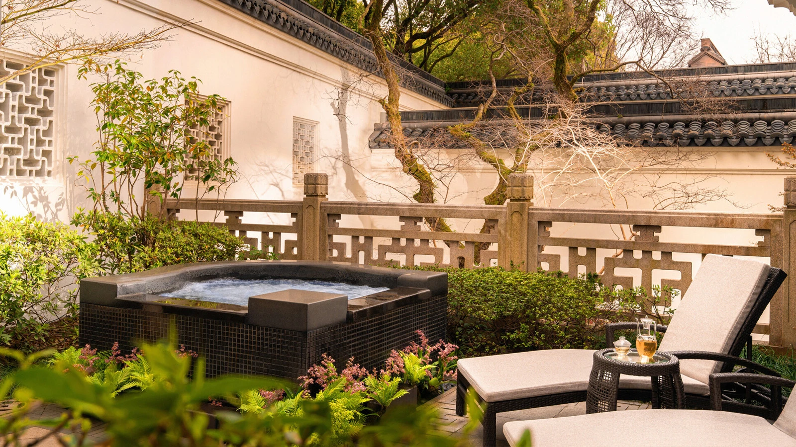 Осенний день у Западного озера: отель Four Seasons Hotel Hangzhou at West Lake приглашает гостей открыть природу и наследие Ханчжоу