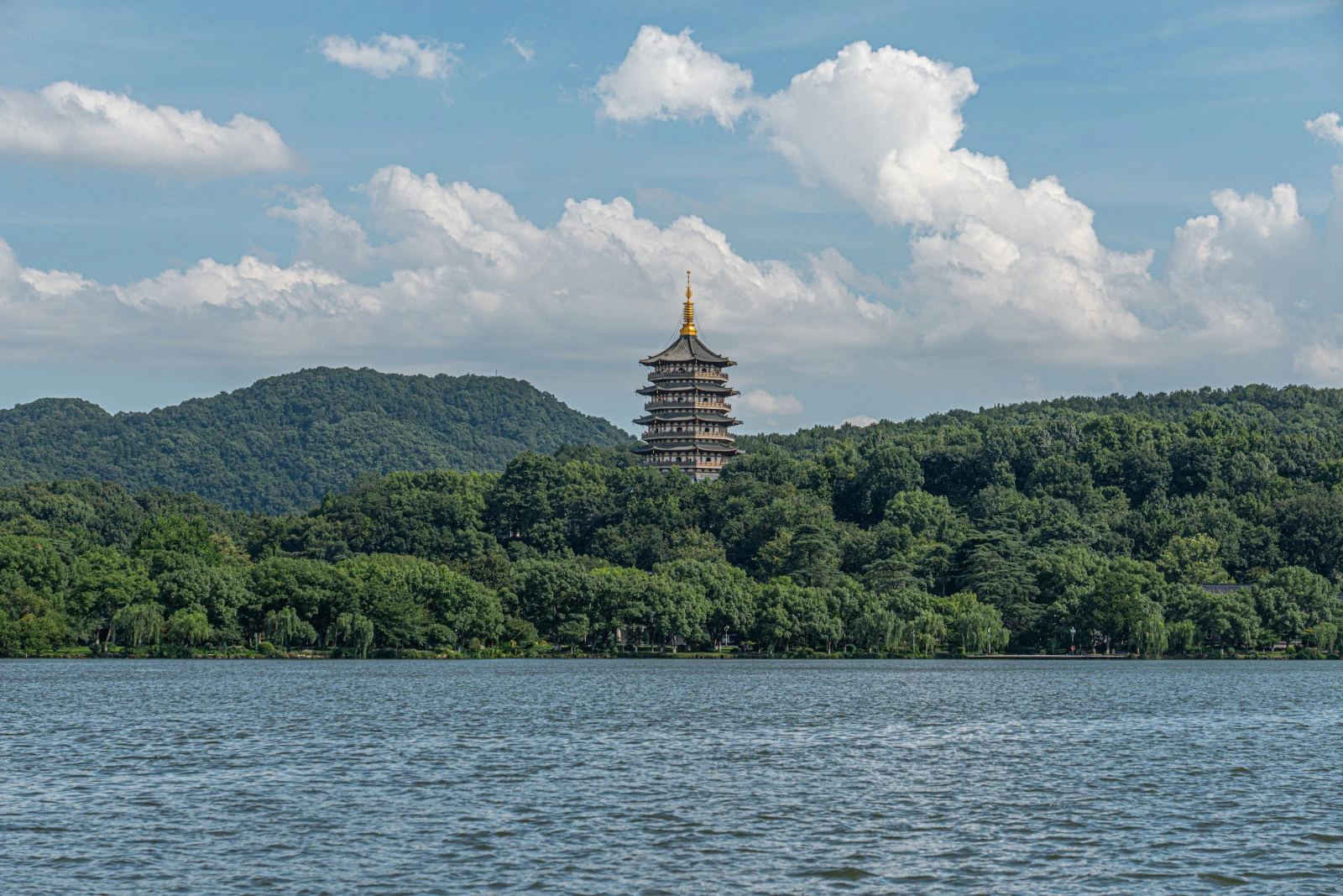 Осенний день у Западного озера: отель Four Seasons Hotel Hangzhou at West Lake приглашает гостей открыть природу и наследие Ханчжоу
