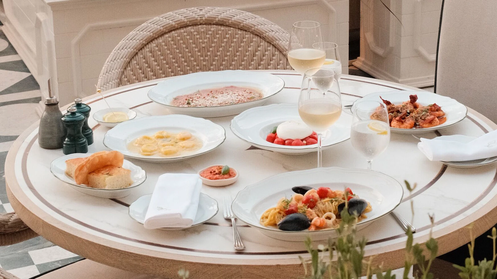 La Mesa Mediterranea: второй ужин клуба Jou Jou Supper Club в отеле Four Seasons Resort Dubai at Jumeirah Beach