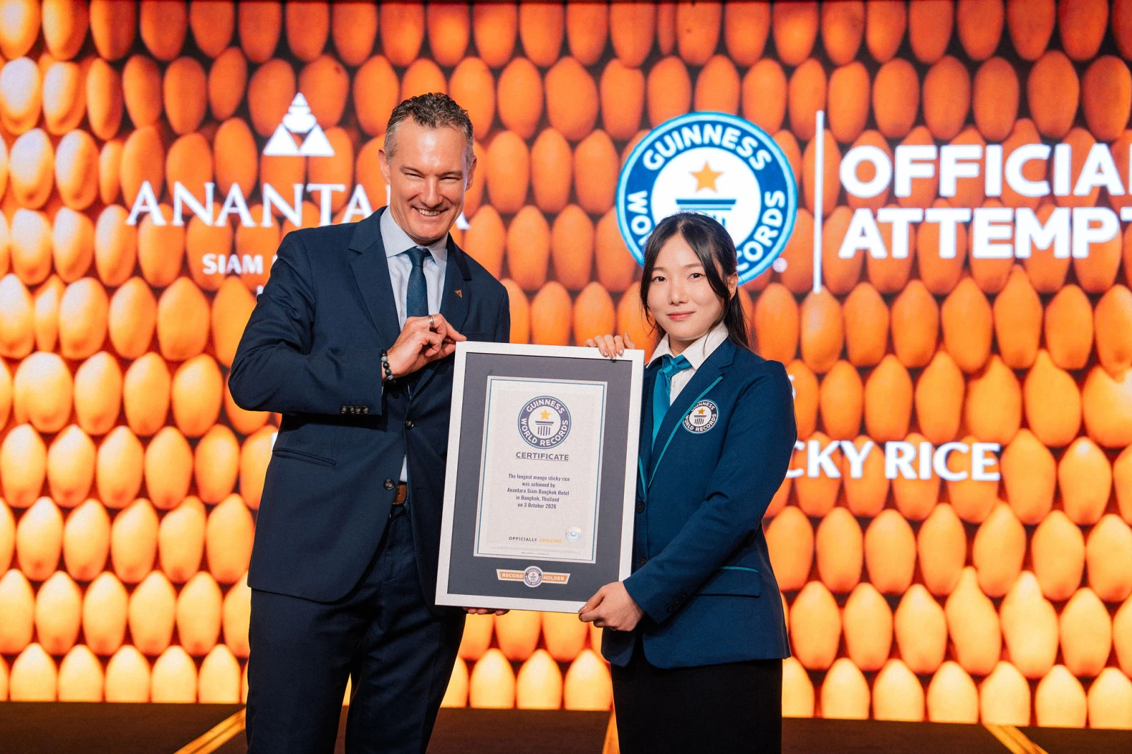Отель Anantara Siam Bangkok установил рекорд Гиннесса, создав самое длинное манго-стики-райс в мире