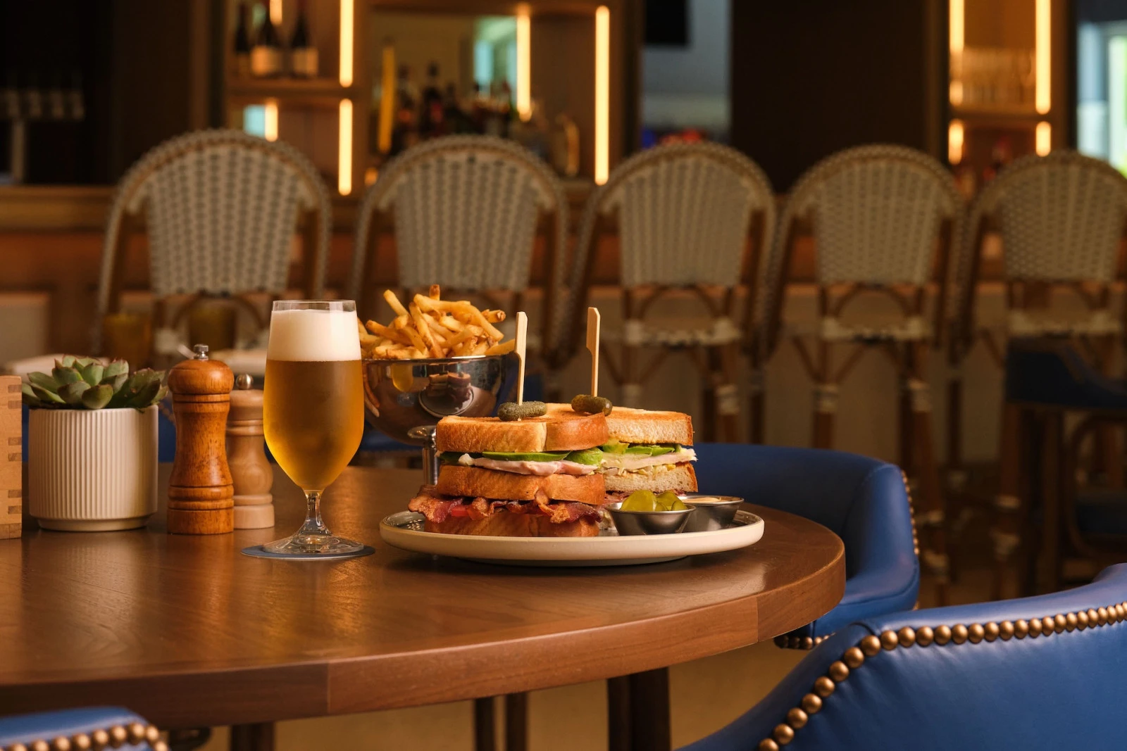 The Wager: новый взгляд на классический спортивный паб в Naples Beach Club, A Four Seasons Resort
