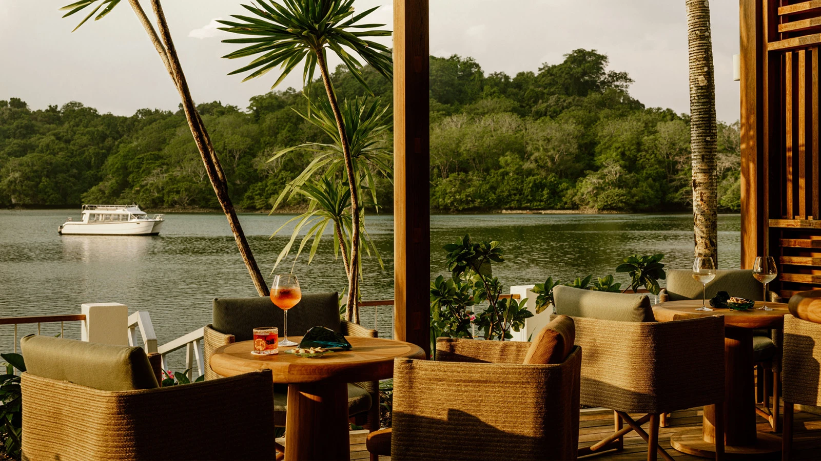 Средиземноморский дух и душа Пацифики: Four Seasons Explorer Palau открывает новый центр на набережной — M-Dock в Короре