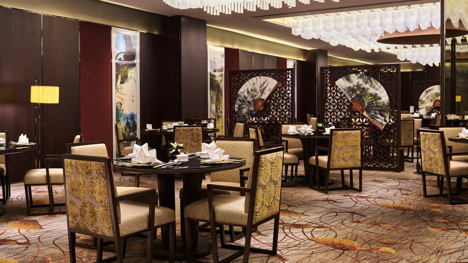 Ресторан Zhuo Yue Xuan в Four Seasons Hotel Shenzhen, отмеченный гидом Michelin, представил обновлённую концепцию кантонской кухни