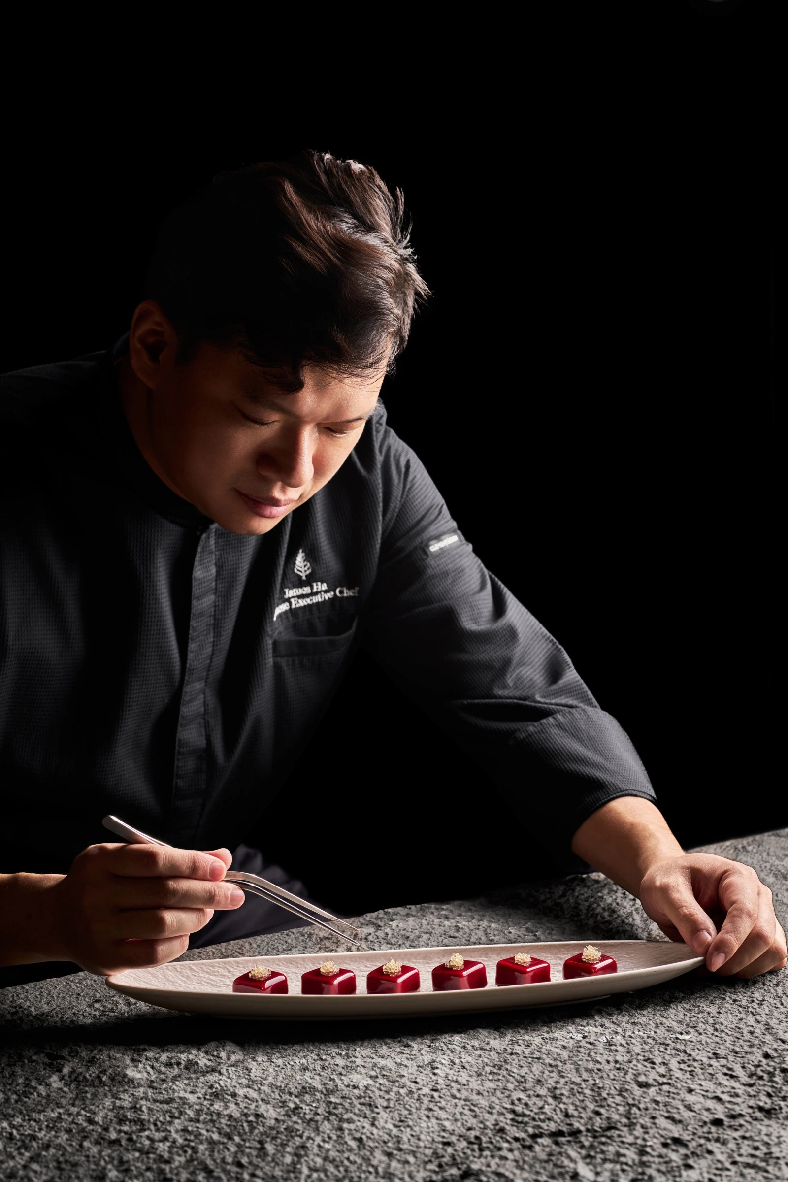 Ресторан Zhuo Yue Xuan в Four Seasons Hotel Shenzhen, отмеченный гидом Michelin, представил обновлённую концепцию кантонской кухни