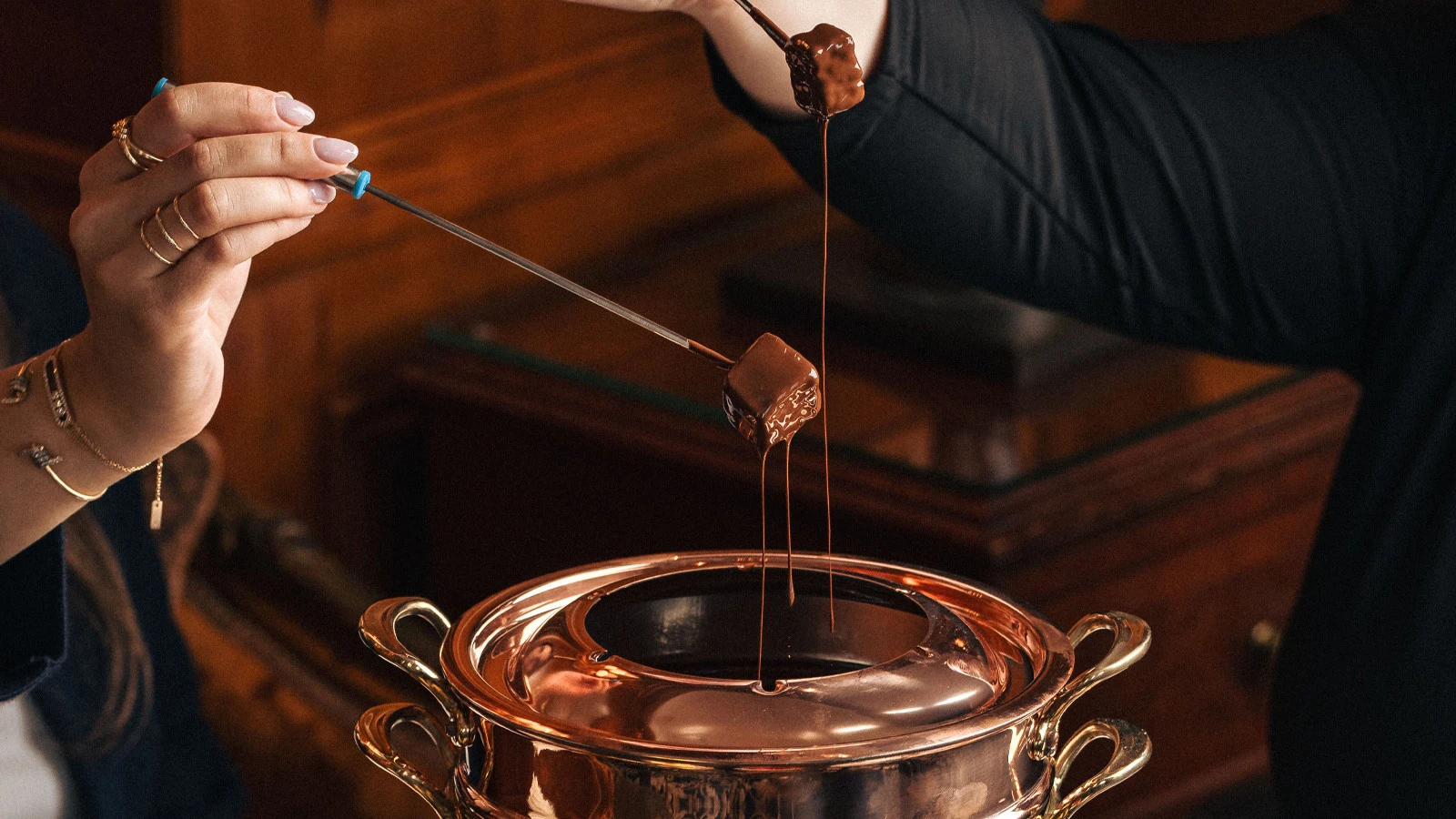 Отель Four Seasons Hotel des Bergues Geneva встречает праздничный сезон волшебными торжествами, изысканной кухней и альпийским велнесом