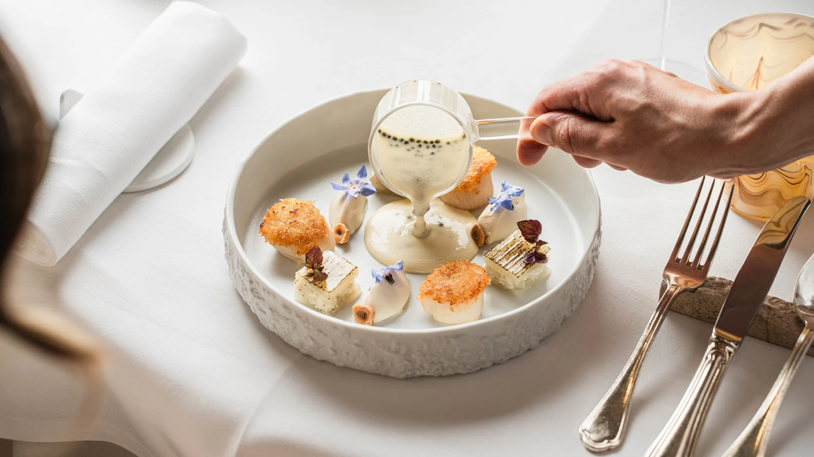 Отель Four Seasons Hotel des Bergues Geneva встречает праздничный сезон волшебными торжествами, изысканной кухней и альпийским велнесом