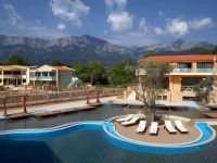  Alexandra Golden Boutique