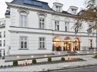  Red Baron Hotel & Restaurant