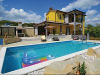  Three-Bedroom Holiday home Kunj with an Outdoor Swimming Pool 01