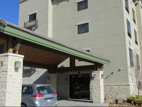  Parkwood Inn & Suites