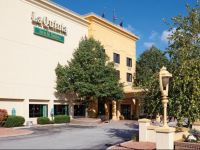  La Quinta Inn & Suites Milwaukee Bayshore Area
