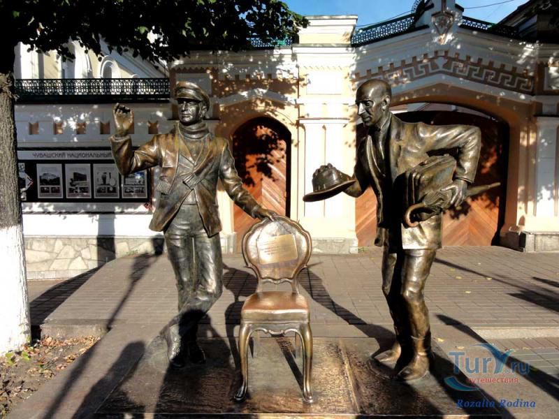 Памятник Двенадцать стульев Ильфа и Петрова
