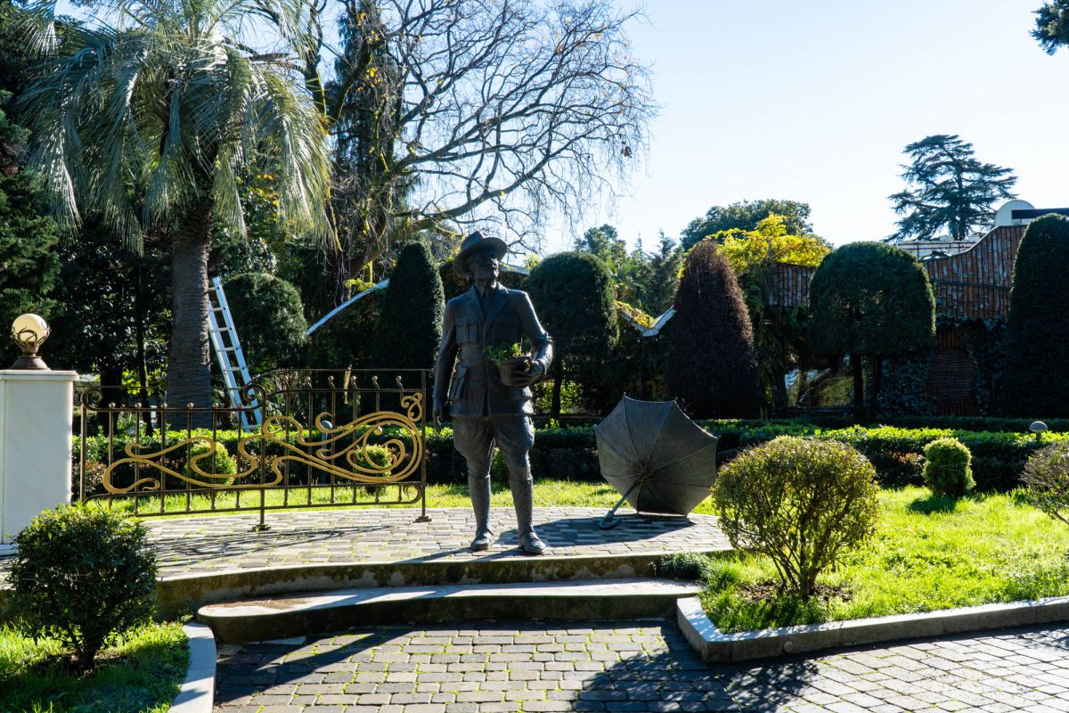 Памятник Ясону Гордезиани