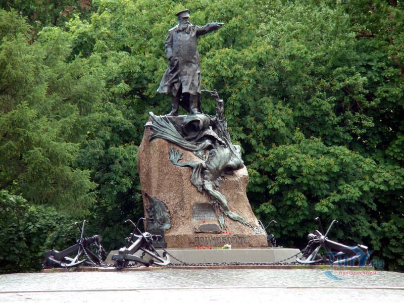 Памятник адмиралу Макарову