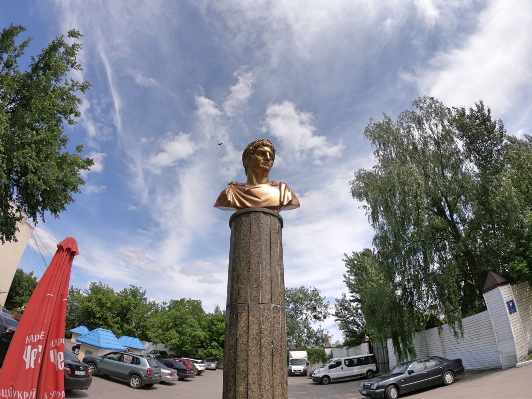 Памятник Овидию на территории Межрегиональной академии управления персоналом