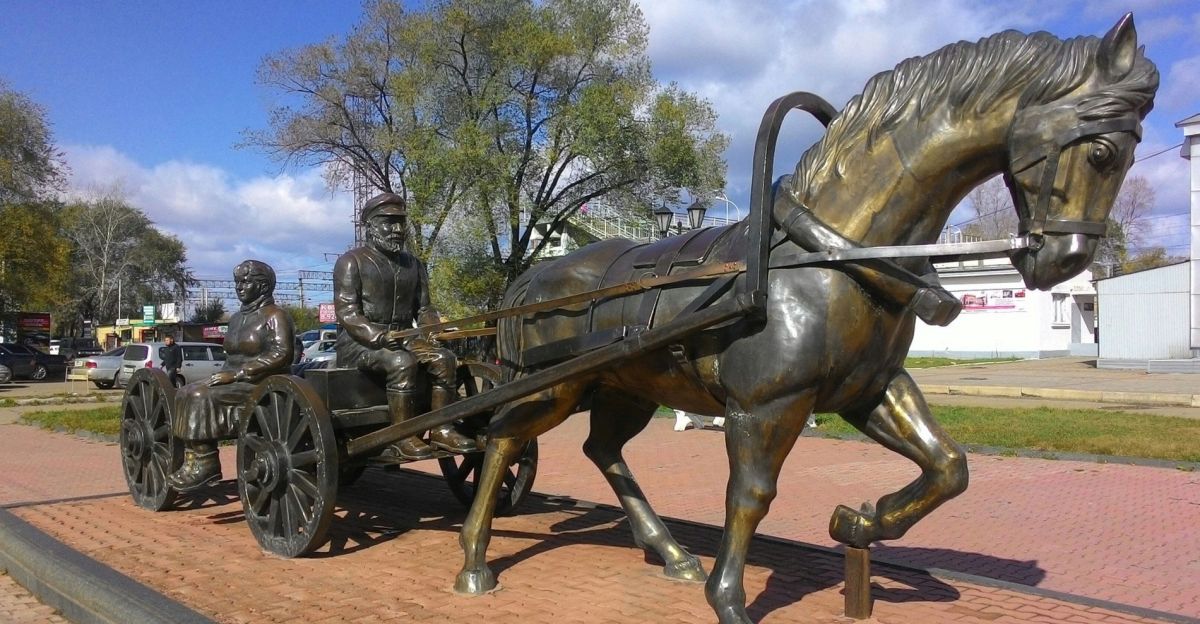 Памятник первым переселенцам в Биробиджане