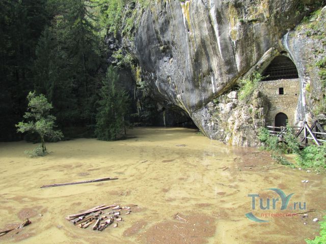 Пещера под Предъямским замком