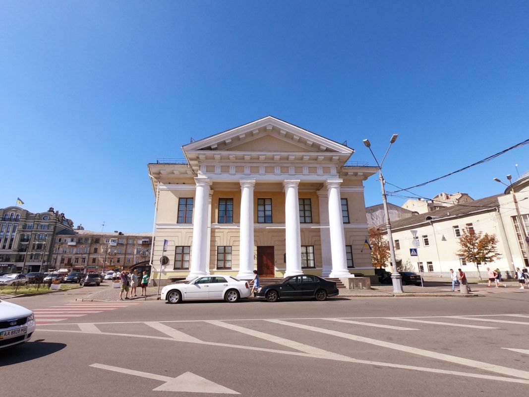 Контрактовый дом