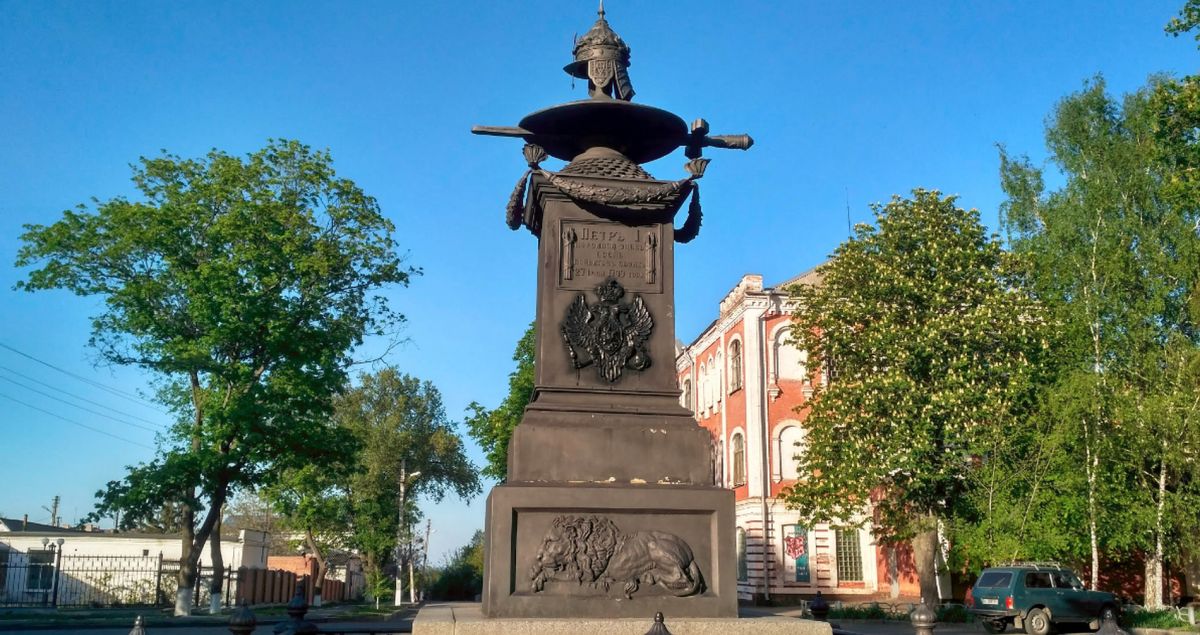 Памятник на месте отдыха Петра I в Полтаве