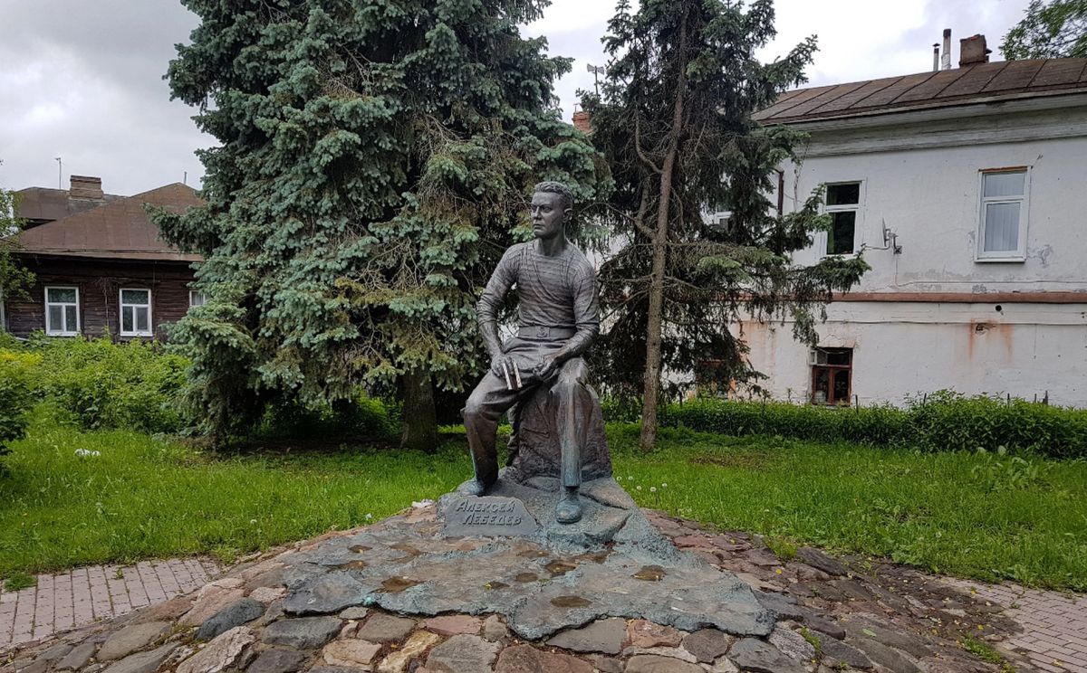 Памятник А. А. Лебедеву