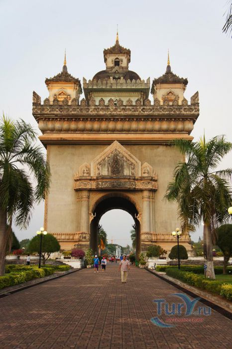 триумфальная арка патусай. триумфальная арка патусай вьентьян лаос. триумфальная арка патусай. вьентьян и вьетнам. триумфальная арка в лаосе.