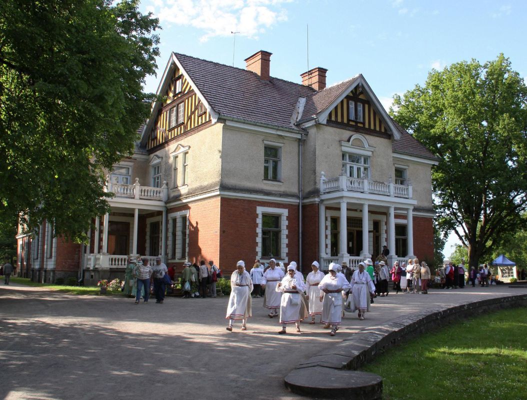 Постоянная выставка деревянных лошадей работы Вольдемара Лухта в усадьбе Олуствере