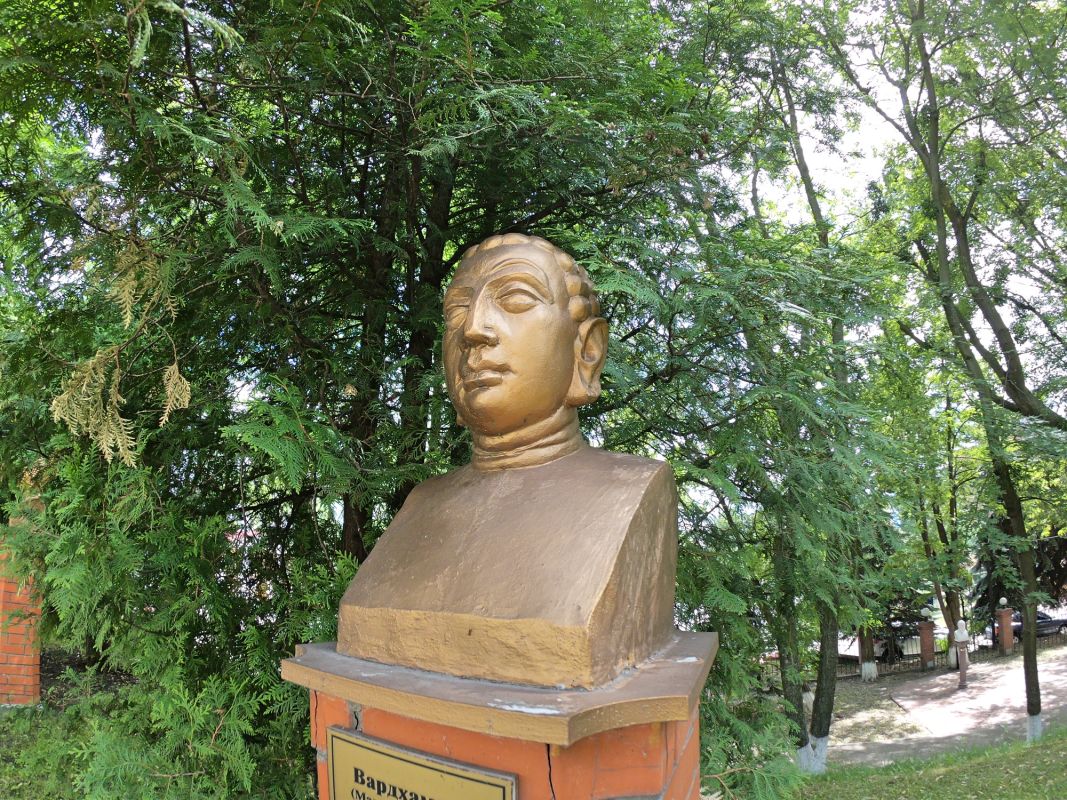 Памятник Вардхаману на территории Межрегиональной академии управления персоналом