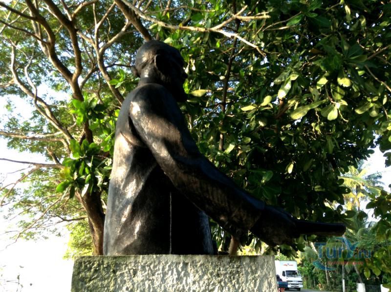 Памятник филантропу и общественному деятелю Дэвиду Мартину Самаравире