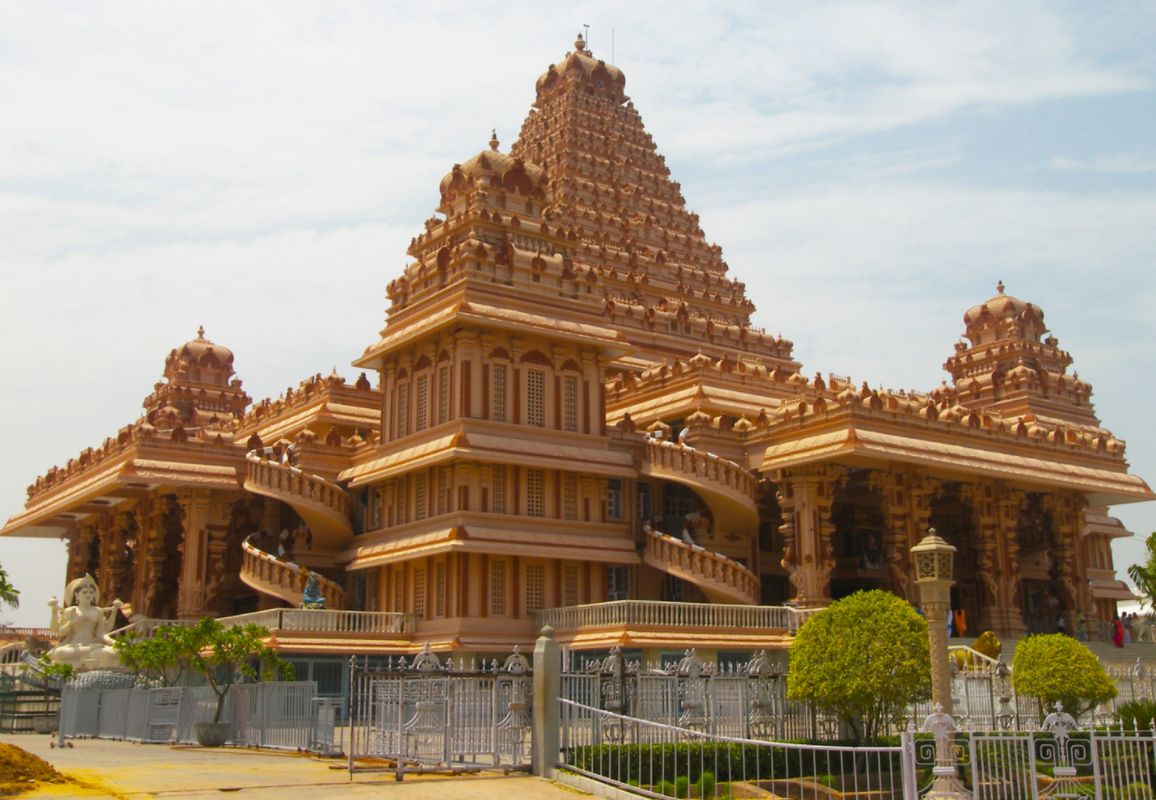 Храмовый Комплекс Чхатарпур (Chhattarpur Mandir)